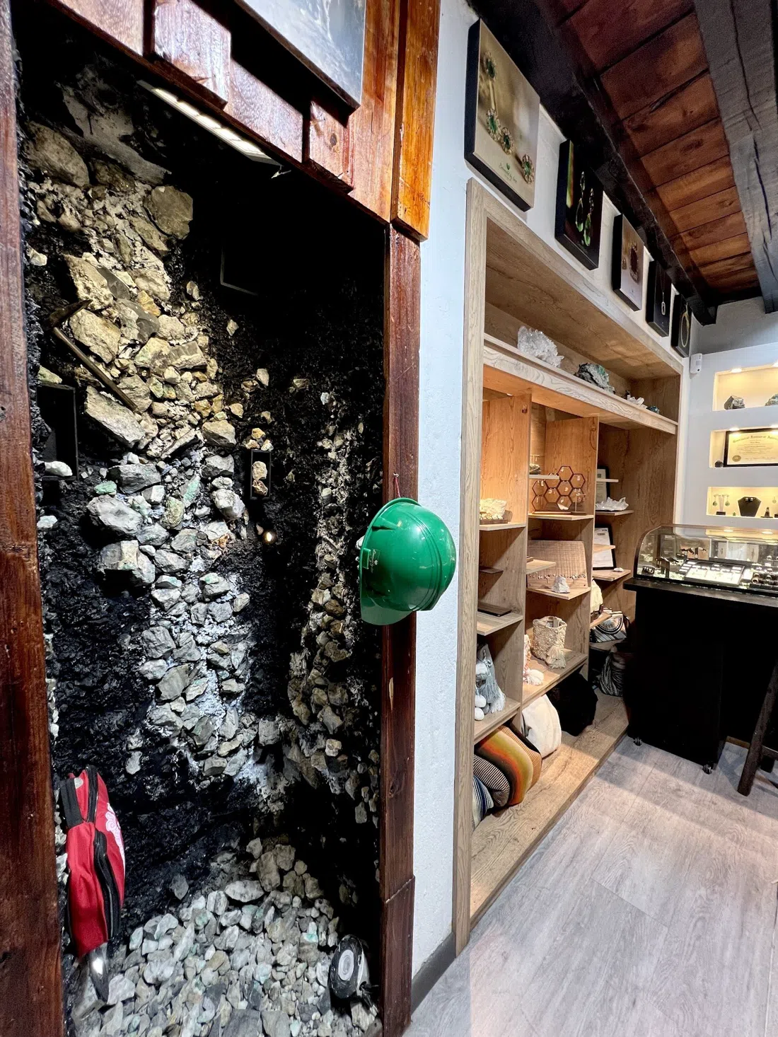 Emerald By Love, Bogota